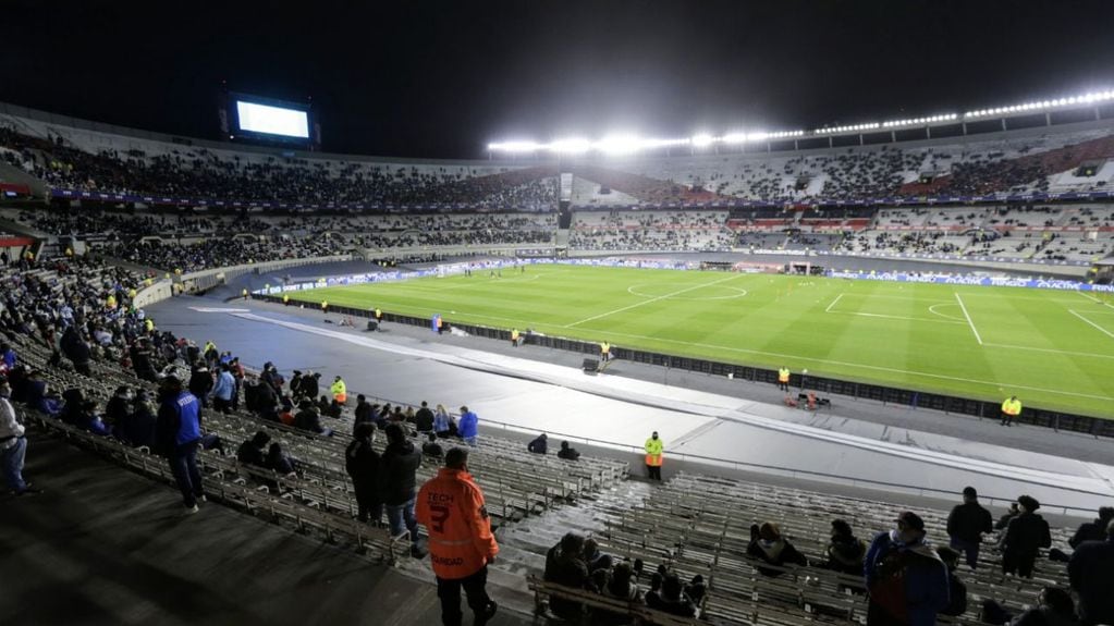 Los hinchas argentinos volverán a alentar a sus equipos en los estadios de fútbol. / Gentileza.