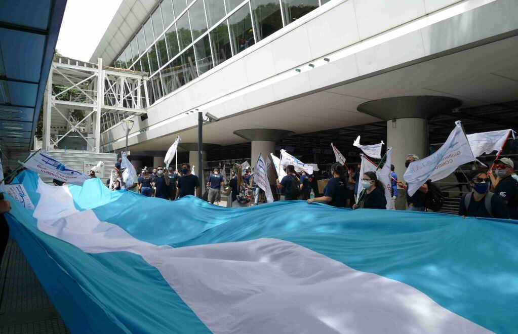 Protesta de trabajadores de Latam durante la reapertura del Aeroparque Jorge Newbery. (Clarín)