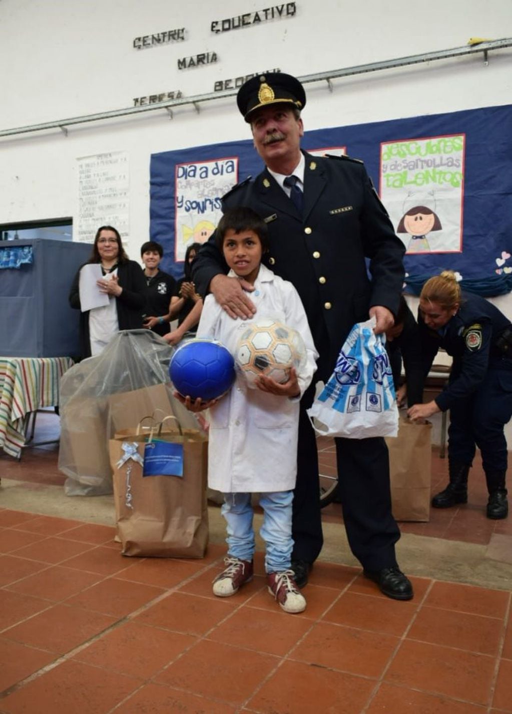 Agustín fue reconocido por la Policía en su colegio tras su gran gesto de devolver la billetera con 25 mil pesos.
