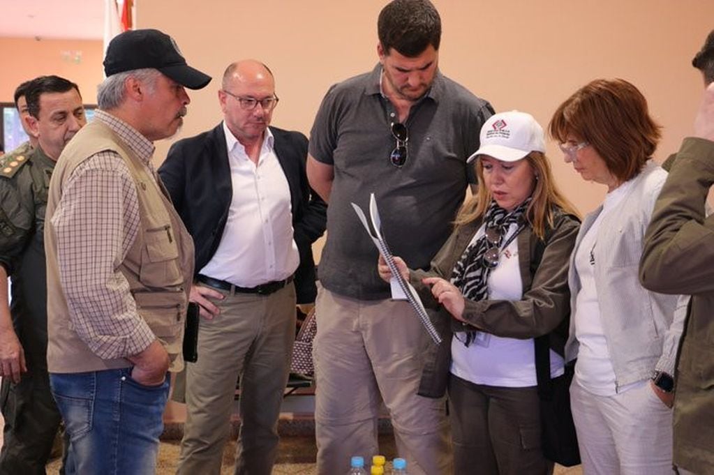 Patricia Bullrich durante su visita a los efectivos de la SENAD de Paraguay en Capitán Meza. (Twiter Senad)