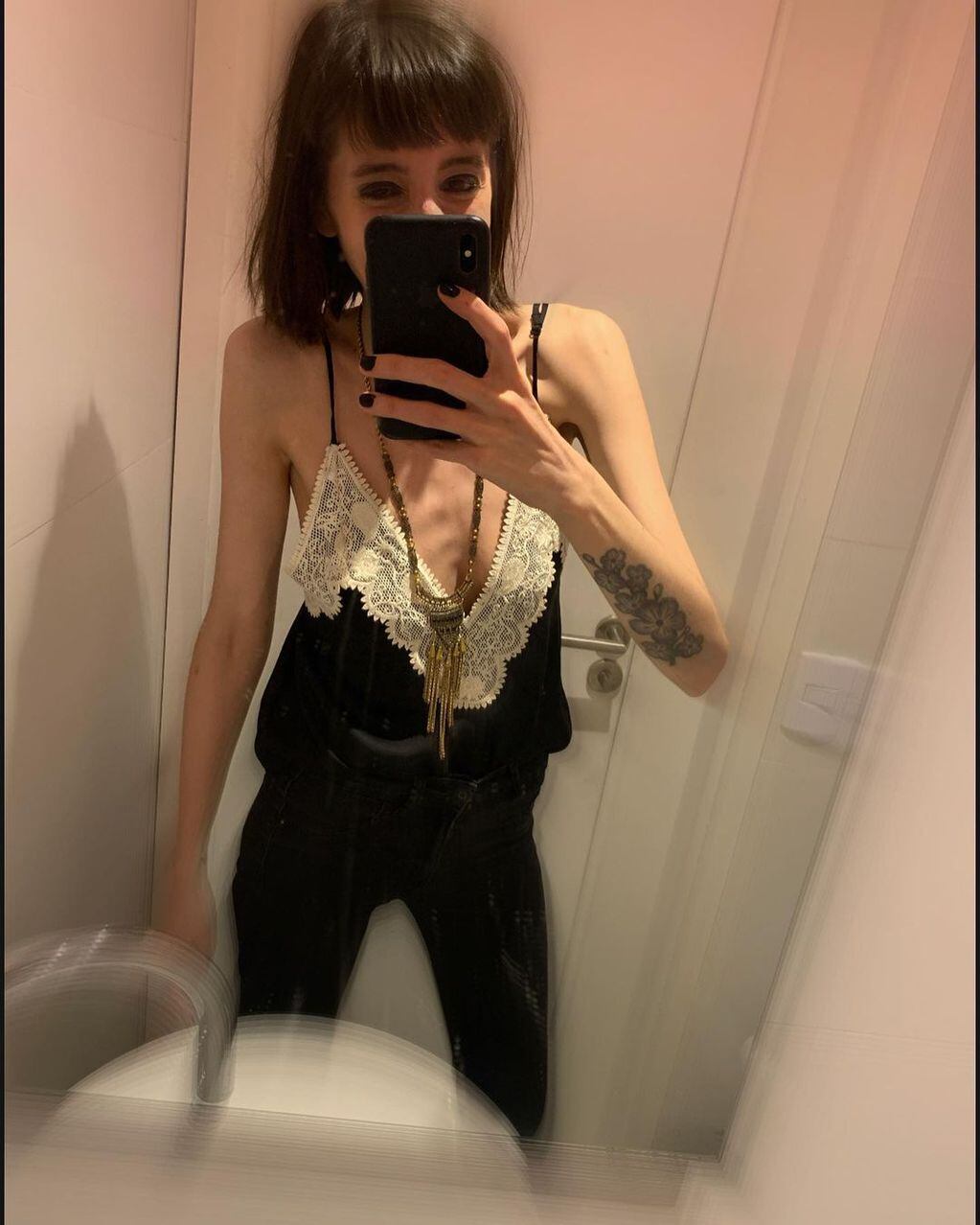 Florencia Kirchner compartió tres fotos posando frente al espejo de un baño.
