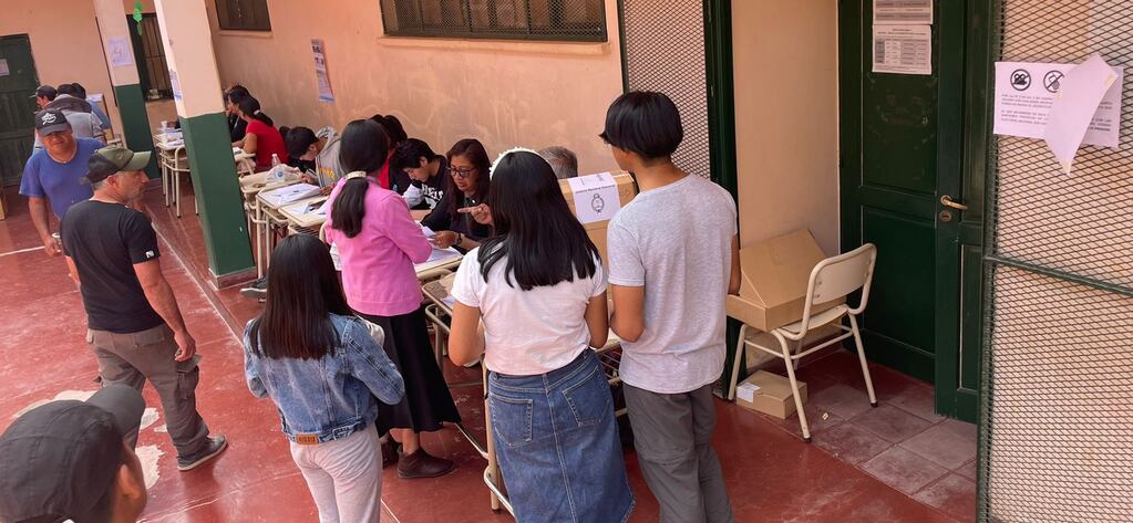 Electores aguardan su turno para votar, en la Escuela Normal "Dr. Eduardo Casanova" de Tilcara, en Jujuy, en las elecciones generales de este domingo 22 de octubre.