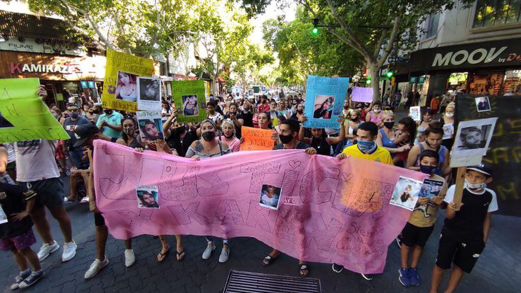 Familiares y amigos de Karen Ponce encabezaron la marcha por las calles de Mendoza en reclamo de justicia por el femicidio de la joven.