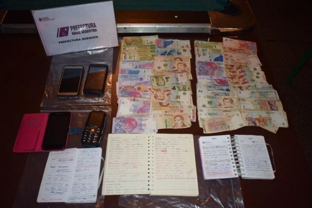 Secuestro de equipos móviles y dinero en efectivo durante la detención de mujeres que explotaba sexualmente a nueve mujeres