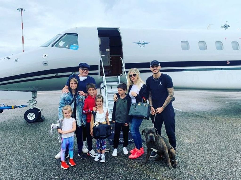 Wanda Nara junto a Mauro Icardi y su familia (Foto: Instagram)