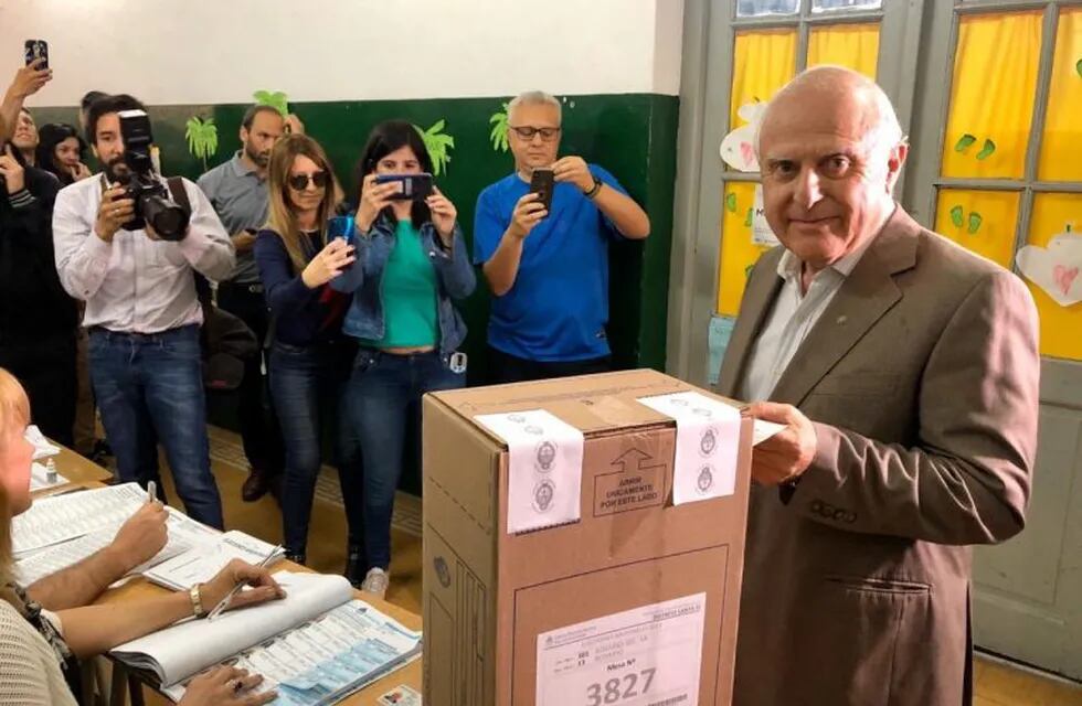 Miguel Lifschitz votando en las elecciones generales. (@MiguelLifschitz)