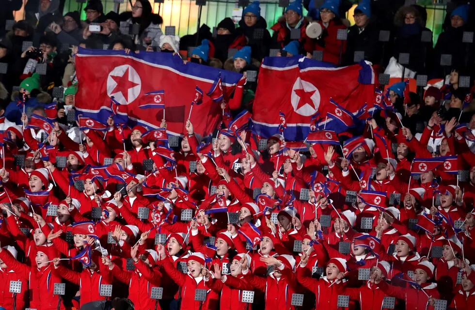 Animadoras norcoreanas ondean banderas de su país en febrero de 2018, en Pyeongchang, Corea del Norte, durante la ceremonia de inauguración de los Juegos Olímpicos de invierno (Foto: Mike Egerton/Press Association/DPA)