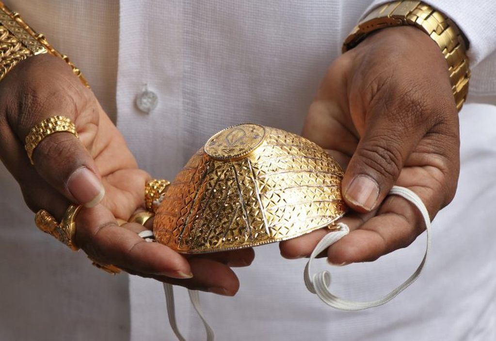 Detalle de la mascarilla de oro de Shankar Kurhade (foto: Reuters)