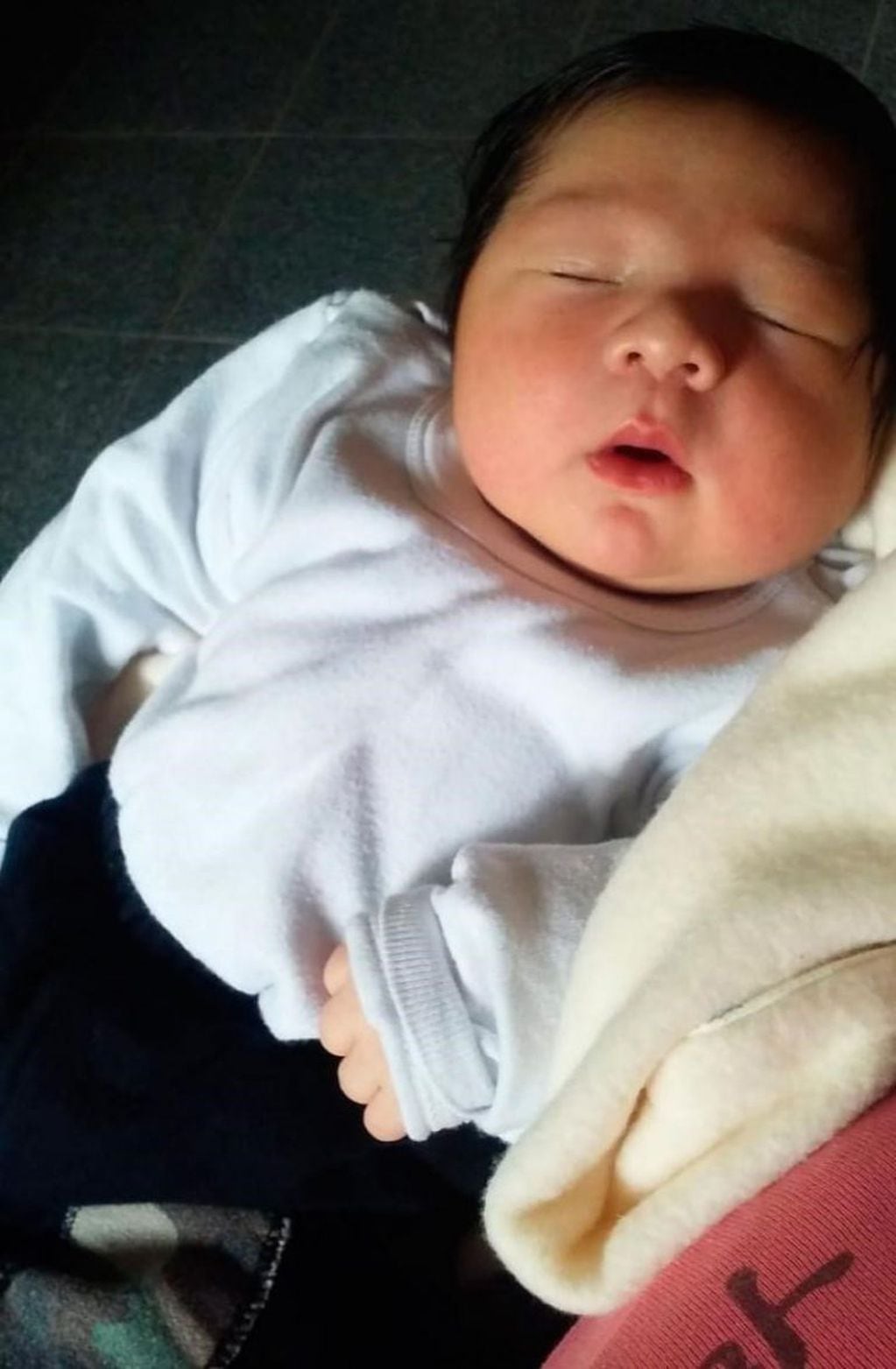 El bebé nacido en Villa María tiene más de 5 kilos. (Foto El Doce TV)