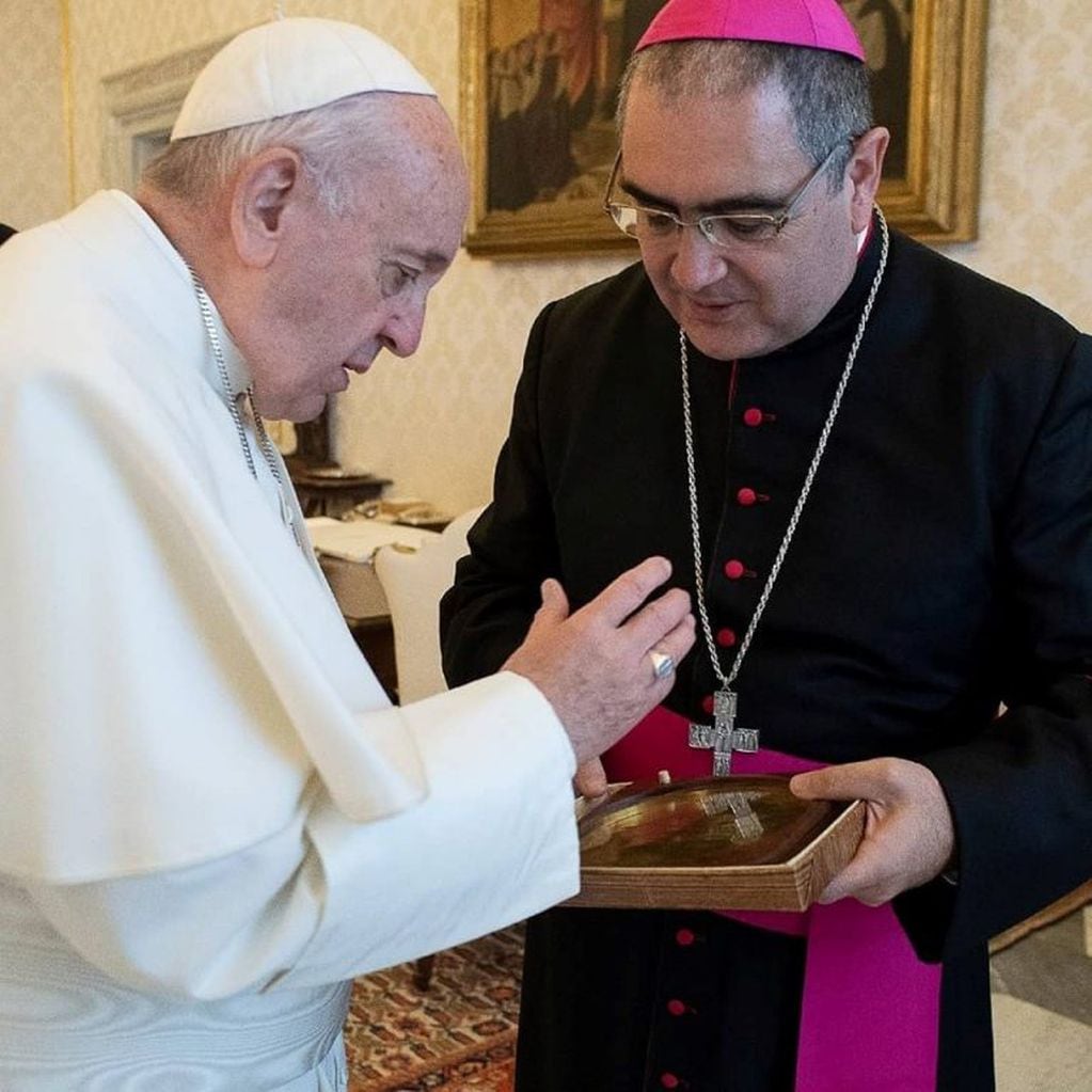 Monseñor Buenenueva junto al Papa Francisco
