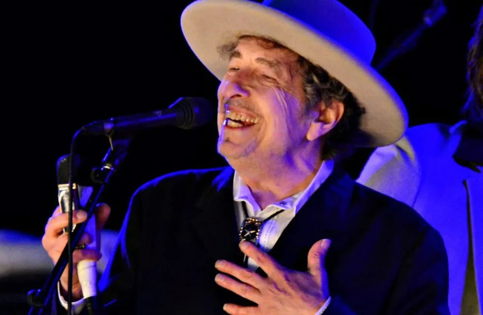 Rock musician Bob Dylan performs at the Wiltern Theatre in Los Angeles, U.S., May 5, 2004. REUTERS/Rob Galbraith/File Photo