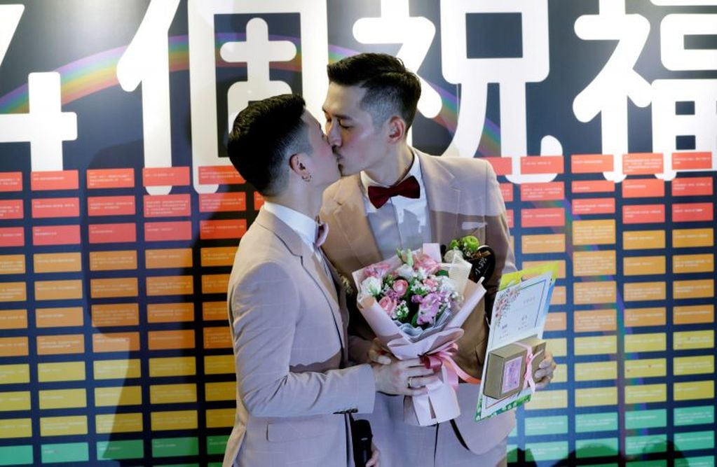 -FOTODELDIA- RIT01. TAIPEI (TAIWÁN), 23/05/2019.- Una pareja de hombres se besa durante el primer día del registro civil para matrimonios del mismo sexo este jueves, en Taipei (Taiwán). Taiwán se convirtió en el primer país asiático en legalizar el matrimonio entre personas del mismo sexo después de que se aprobara una ley el pasado 17 de mayo. Cientos de parejas de gays y lesbianas han solicitado registrarse para una unión legal desde hoy, día en que la ley entra en vigencia. EFE/Ritchie B. Tongo