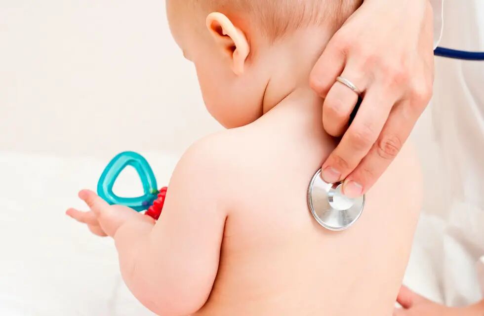 Circula el virus de la bronquiolitis: cuando sospechar que un bebé puede tenerlo y cómo prevenir