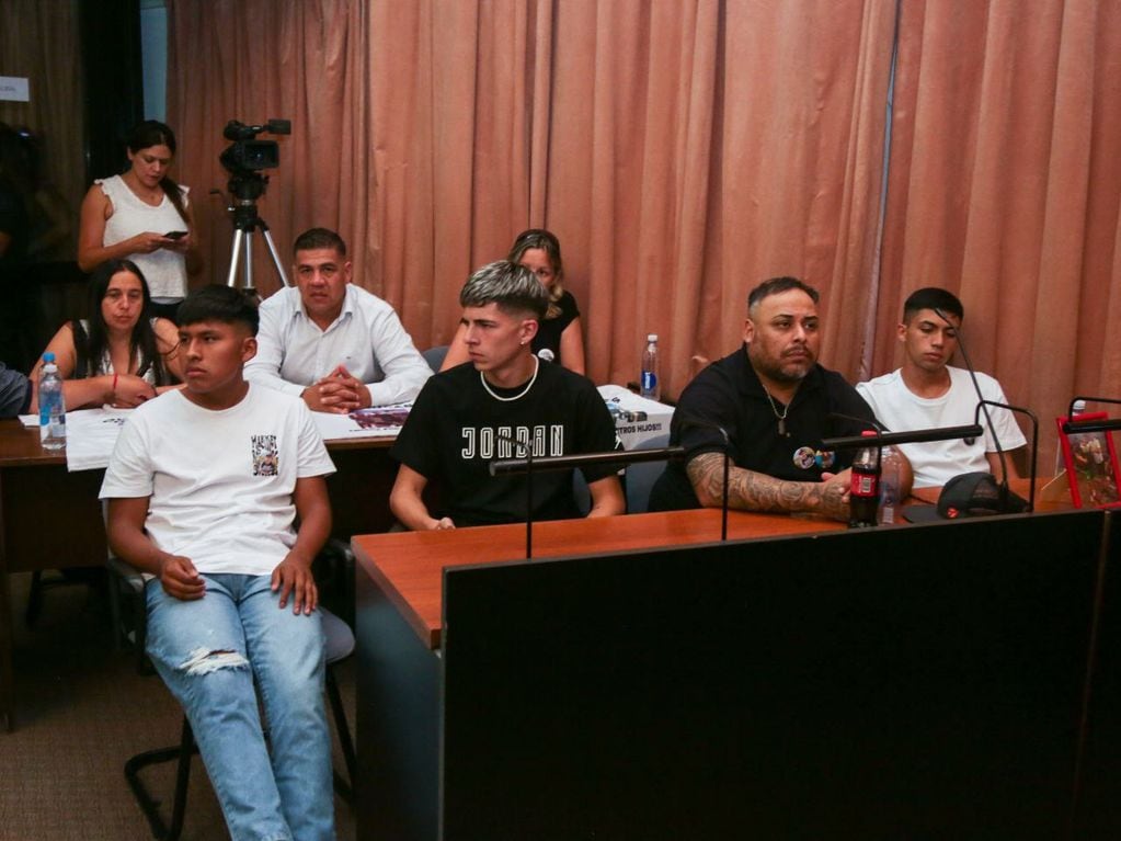 El papá de Lucas González junto a los tres amigos de su hijo que fueron víctimas de la violencia policial ese día.