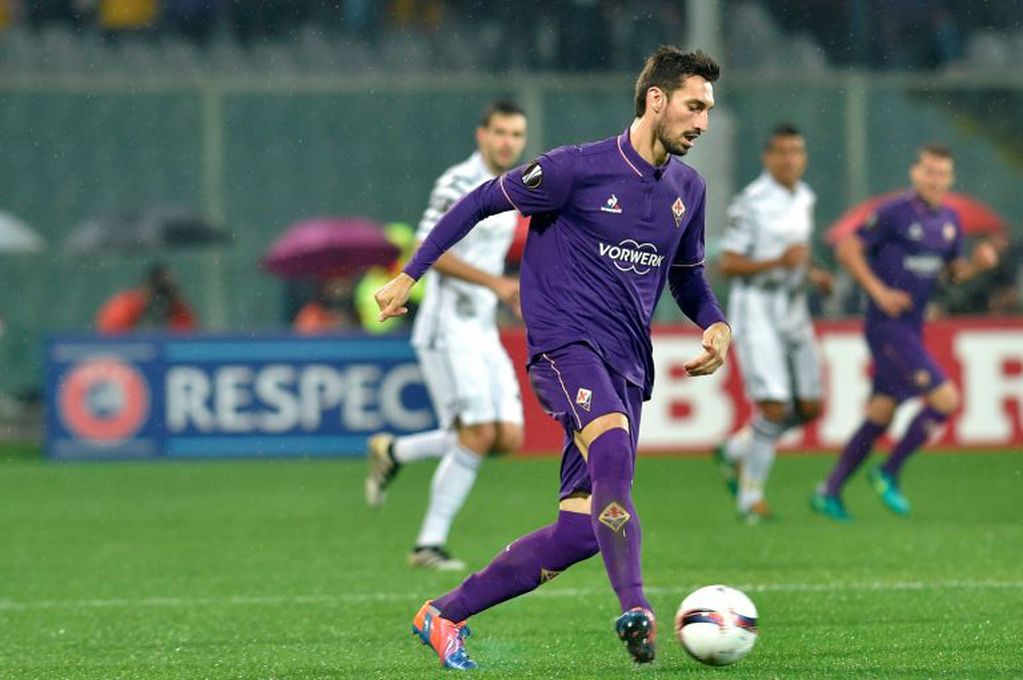 (FILES) In this file photo taken on November 24, 2016 Fiorentina's defender Davide Astori plays the ball during the round qualifying UEFA Europa League football match Fiorentina versus Paok, at the "Artemio Franchi" stadium in Florence.
Astori was found dead on March 4, 2018, in Udine, where he was due to play a Serie A game between Udinese and Fiorentina. / AFP PHOTO / Andreas SOLARO