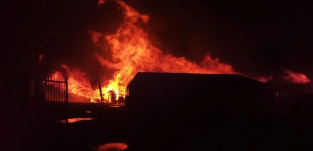 Incendio en Candelaria: aserradero consumido totalmente por el fuego.