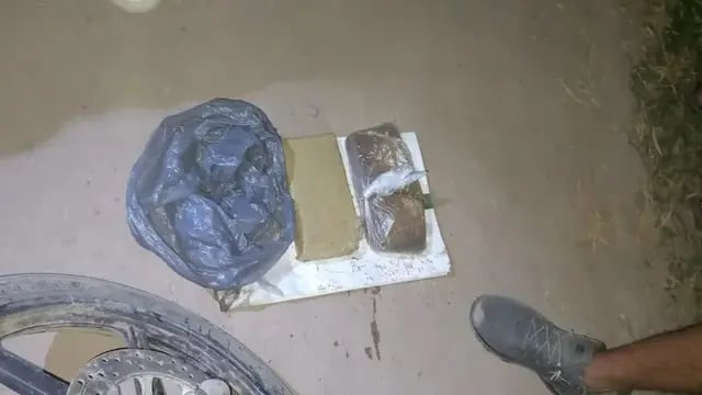La policía encontró más de un kilo de marihuana entre la ropa del conductor.
