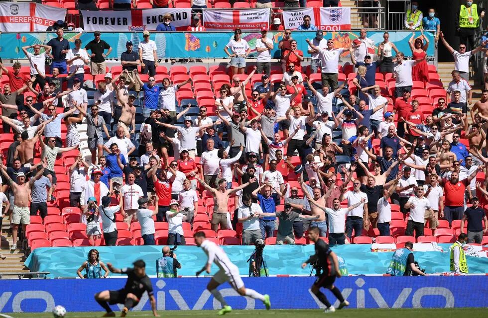 Un espectador cayó de las plateas de Wembley y está grave.