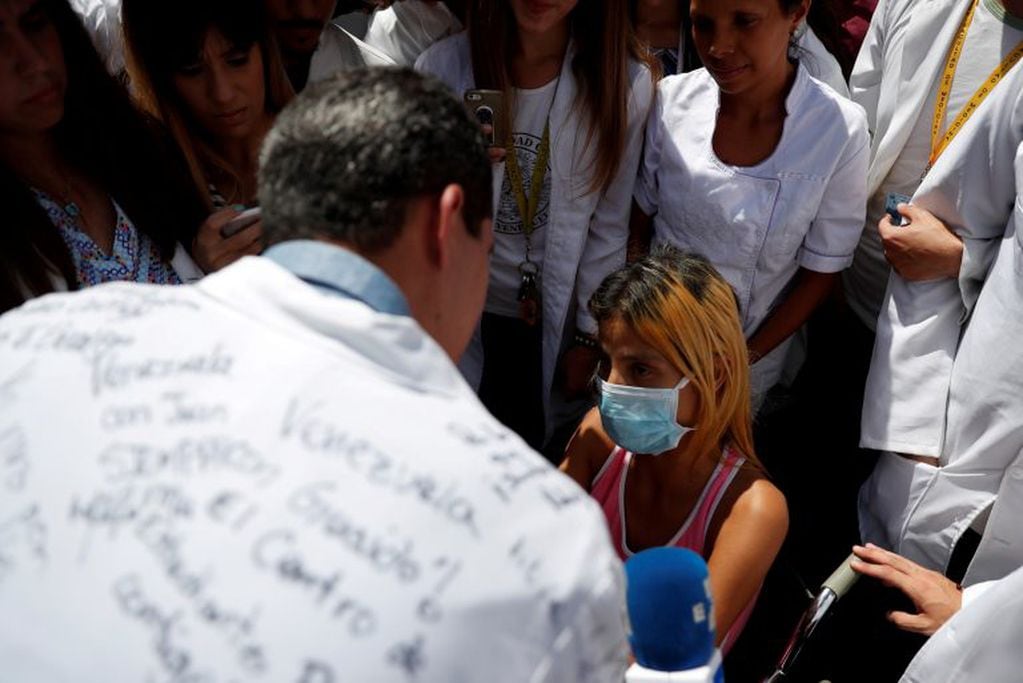 Juan Guaidó en recorrida por un hospital (REUTER)