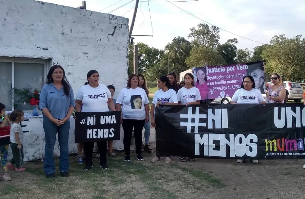 Graciela Ríos (segunda desde la izquierda) dijo que los padres del presunto femicida les bloquearon los teléfonos a los chicos.