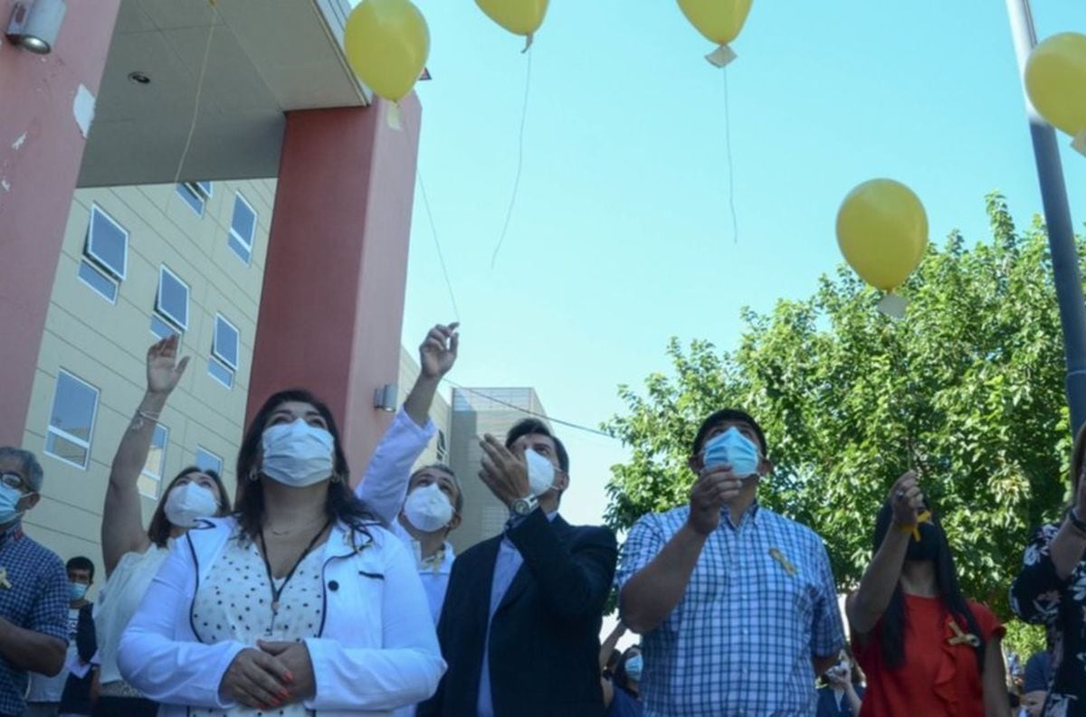Por el día de la lucha contra el cáncer infantil, realizaron una suelta de globos en el hospital Rawson.