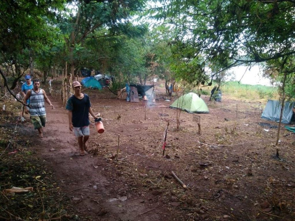 Las carpas en las que se instalaron los ocupantes del terreno cercano al Aeropuerto de Posadas. (MisionesOnline)