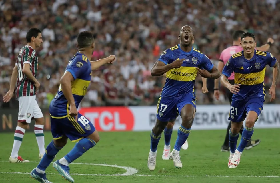 Luis Advíncula metió un golazo en el Maracaná y le dio el empate a Boca ante Fluminense, en la final de la Copa Libertadores. (AP)