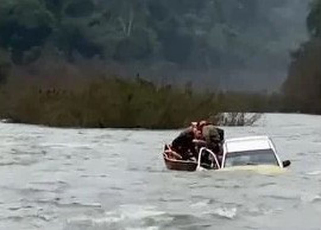 Rescatan a dos vecinos de El Soberbio tras caer con su camioneta en el arroyo Yabotí,