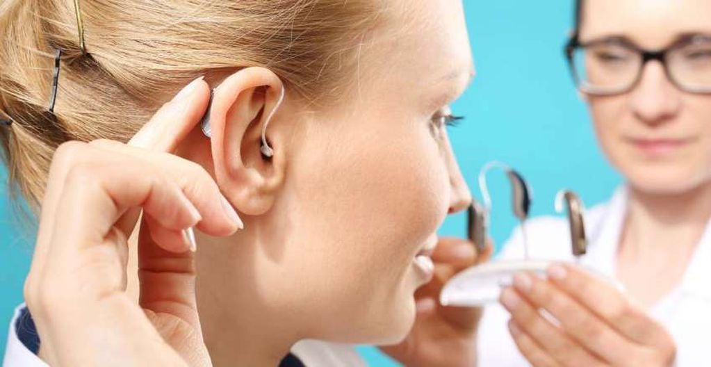 Una de las alternativas de tratamiento antes esta enfermedad es la colocación de un aparato en el oído externo, el cual impulsa aire al oído.