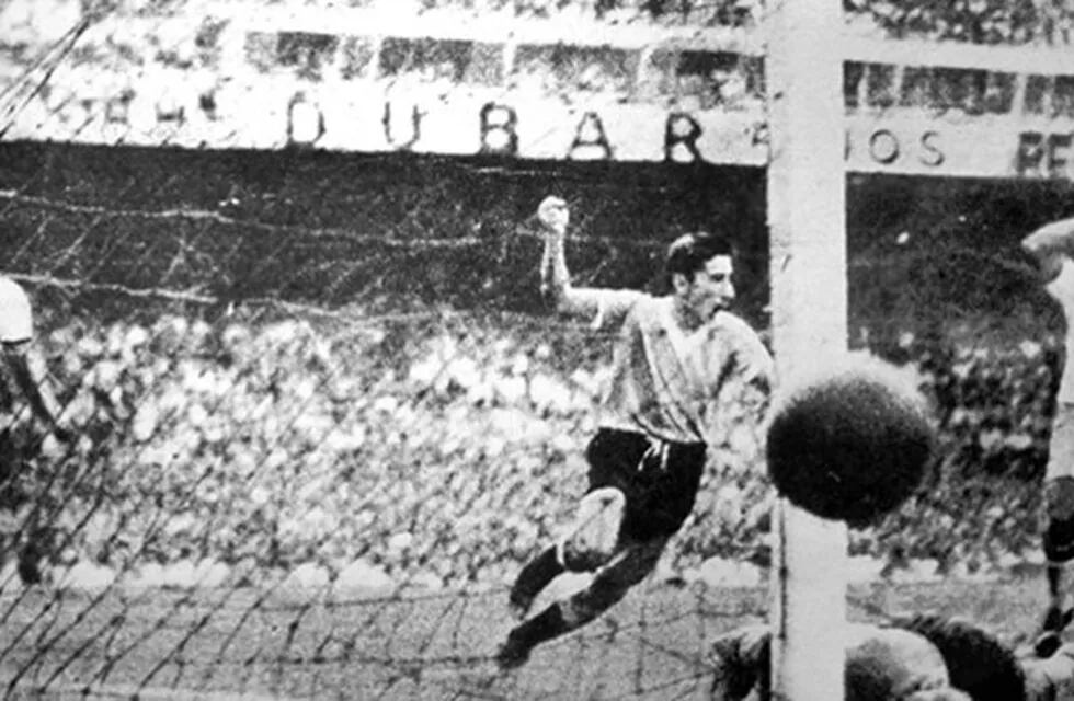 El delantero uruguayo Alcides Ghiggia acaba de convertir el gol del triunfo más sorprendente de los Mundiales. Brasil era víctima del Maracanazo, y lo lloró el país más feliz del mundo.