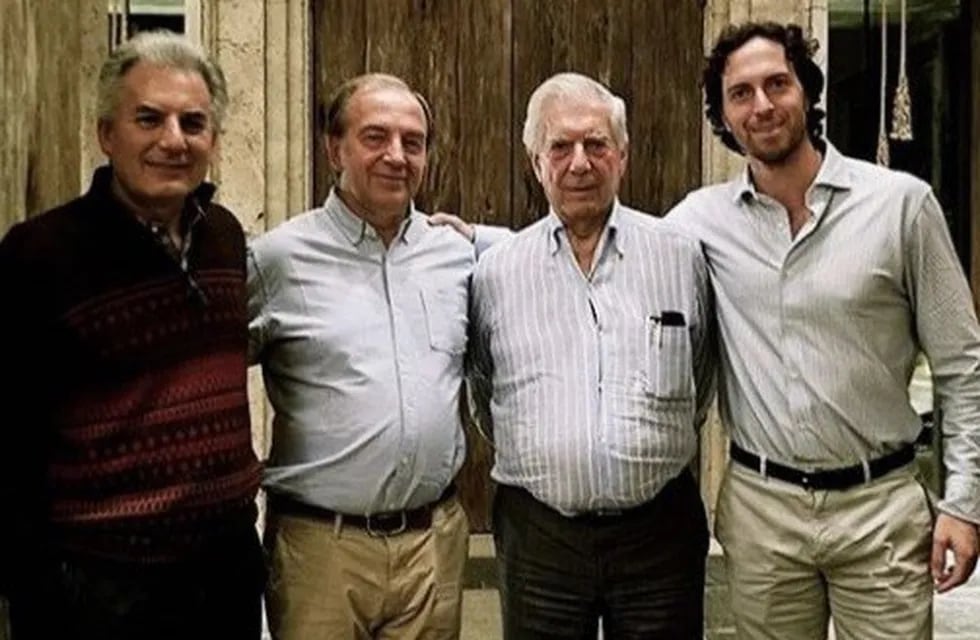 Álvaro Vargas llosa, Roberto Zaldívar, Mario Vargas Llosa y Roger Zaldívar, en Mendoza.