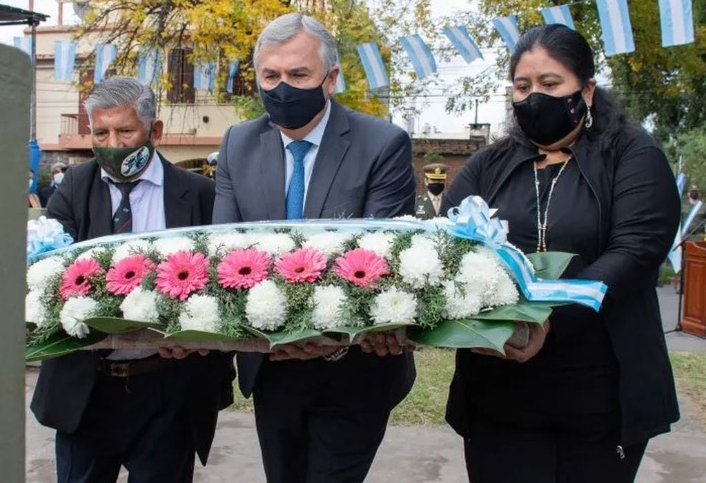 El dirigente Paulino Guanuco, el gobernador Morales y la ministra de Desarrollo Humano, Natalia Sarapura, al momento de depositar una ofrenda floral al pie del Monumento a los Héroes de Malvinas.