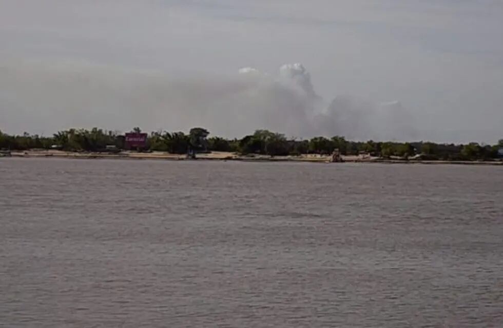 Este lunes el Municipio volvió a detectar focos de incendio en las islas frente a Rosario. (@CIOR_Rosario)