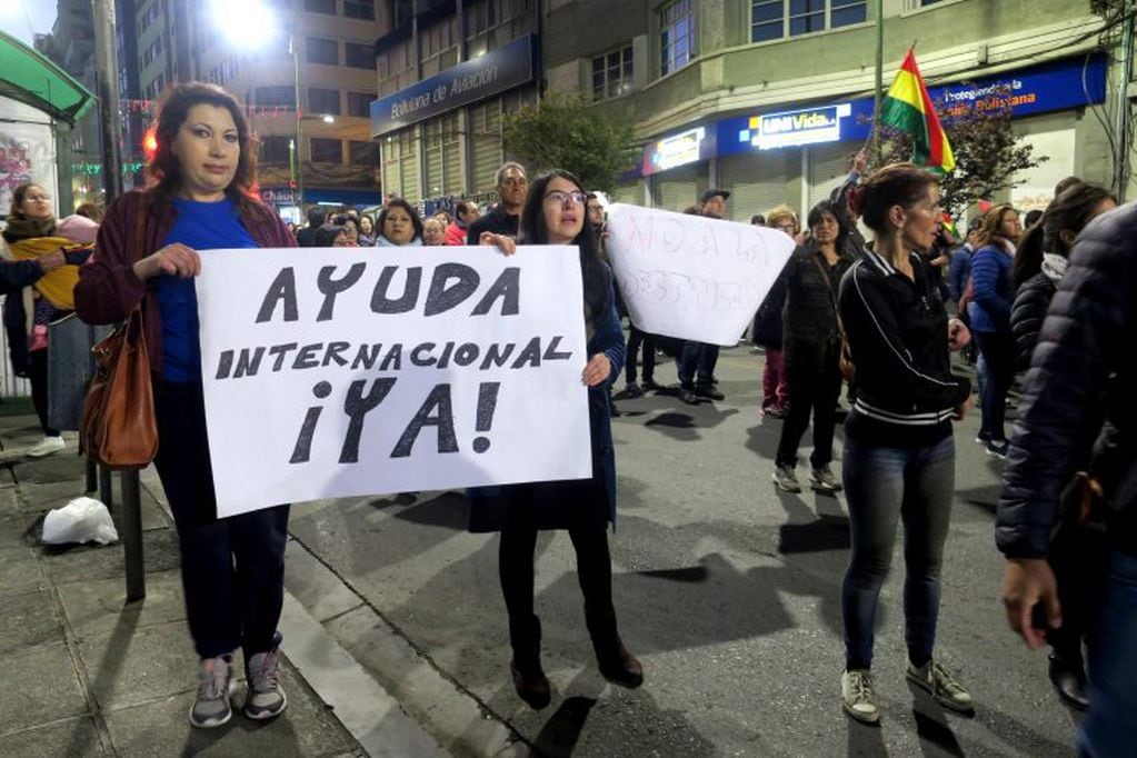 Una multitudinaria marcha recorrió esta noche las principales calles del centro de La Paz con pancartas que reclamaban "Ayuda internacional ¡ya!" para la Chiquitania y para la Amazonía brasileña, afectada también por los incendios, o cuestionaban "¿Y los derechos de nuestra Pachamama (Madre Tierra)?". EFE/ Gina Baldivieso