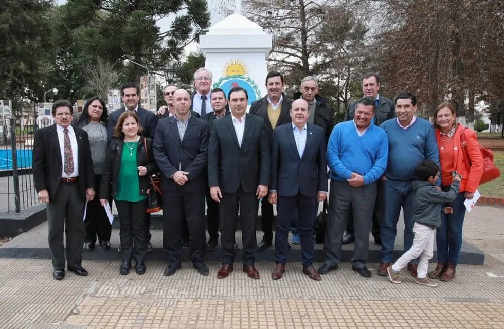 El gobernador de la provincia, Gustavo Valdés junto a las 13 comunas que se adhirieron al tratado.