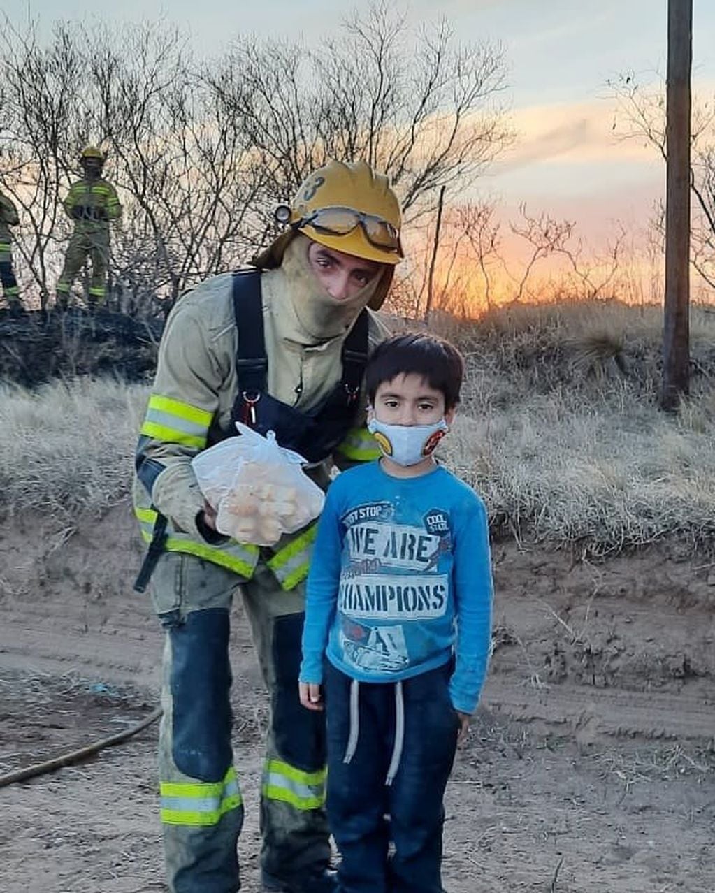 Lolo, el pequeño de 5 años que usó sus ahorros para comprarle criollos a los bomberos.