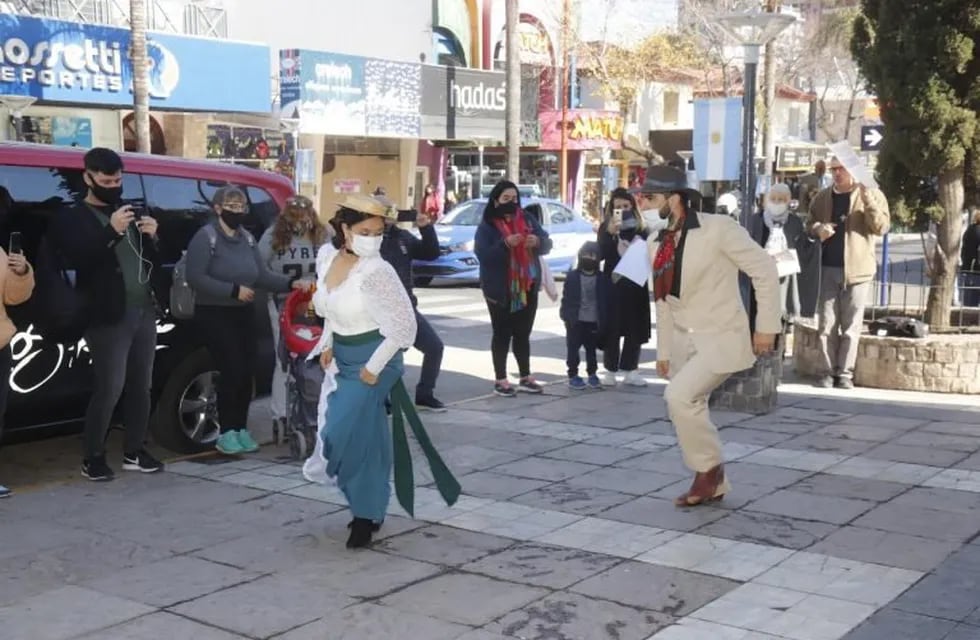 Paisanas y gauchos con barbijos y danzando en pleno centro de Carlos Paz. (Foto: prensa municipal).