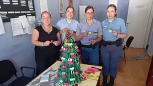 Un grupo de mujeres policías de Neuquén arma arbolitos con cartones para los niños en Navidad