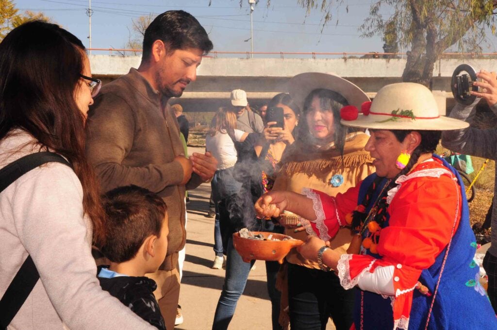 Vecinos de la ciudad respondieron a la convocatoria del municipio y participaron en las actividades realizadas en el parque Xibi Xibi, en el inicio del mes de la Pachamama.