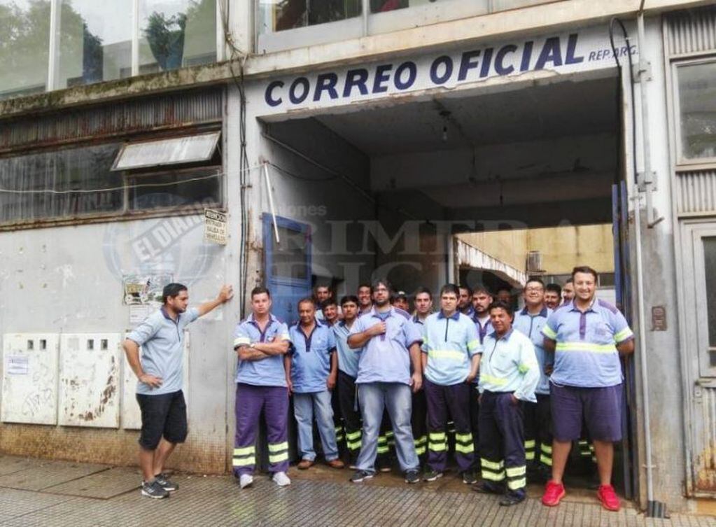 Paro de los trabajadores del Correo Argentino en Posadas. (Foto: Primera Edición)