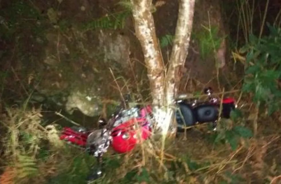 Moto accidentada en la Ruta Costera 2 cerca de El Soberbio. (Policía de Misiones)