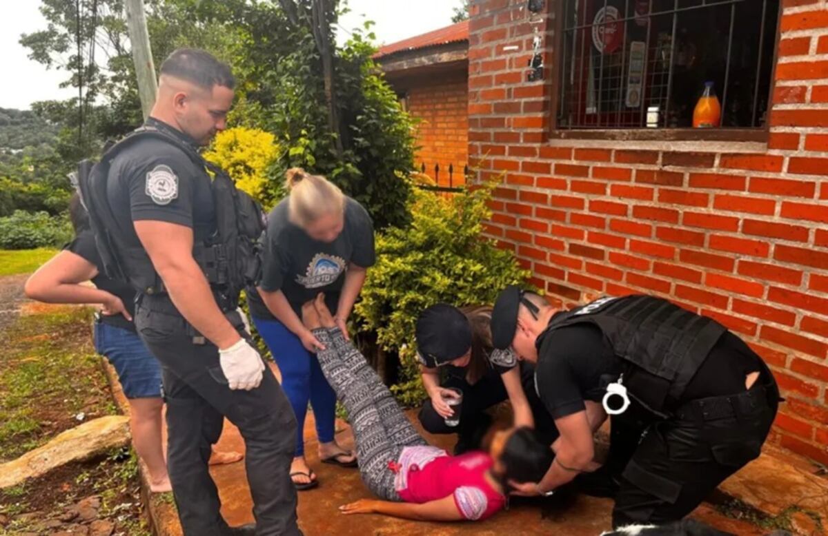 Policías asistieron a una joven embarazada que se desmayó en la vía pública en Puerto Rico thumbnail