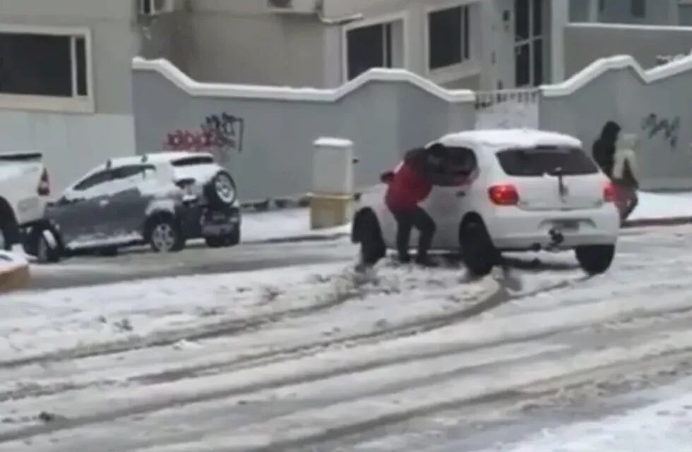 "Qué peligro, ayúdenlo": el desesperado pedido de un hombre que filmó a un auto "patinando".