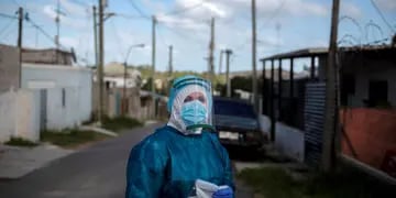 Uruguay. Personal de salud espera, en las afueras de Montevideo, a que los vecinos salgan de sus casas para realizar testeos. (AP)