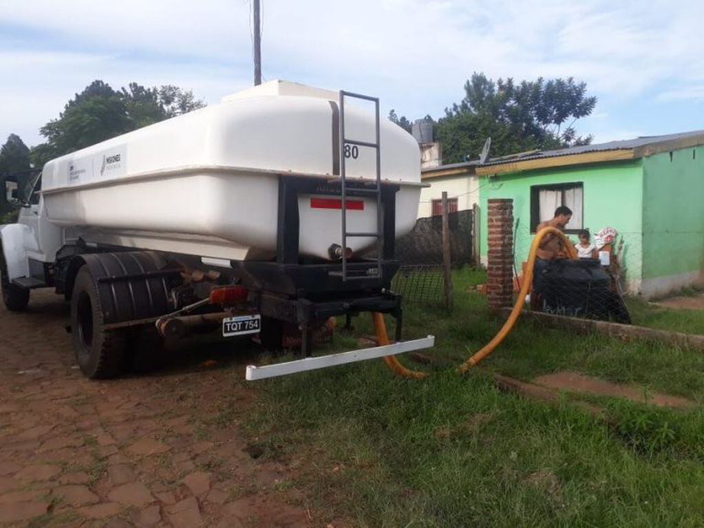 Abastecimiento de agua desde el EPRAC y organismo de Tierra y Hábitat de Misiones en barrios de la zona sur de Misiones. (EPRAC)