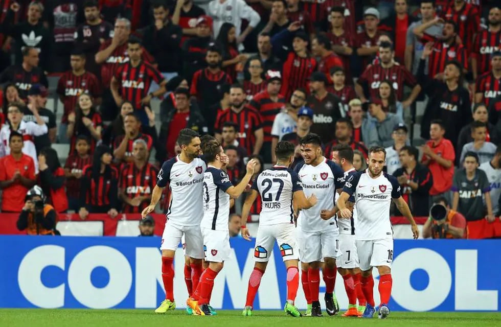 Paulo Diaz (2nd-R) of Argentina's San Lorenzo celebrates upon scoring against Atletico Paranaense during their 2017 Libertadores Cup football match at the Arena da Baixada stadium in Curitiba, Brazil on May 3, 2017. / AFP PHOTO / Heuler Andrey