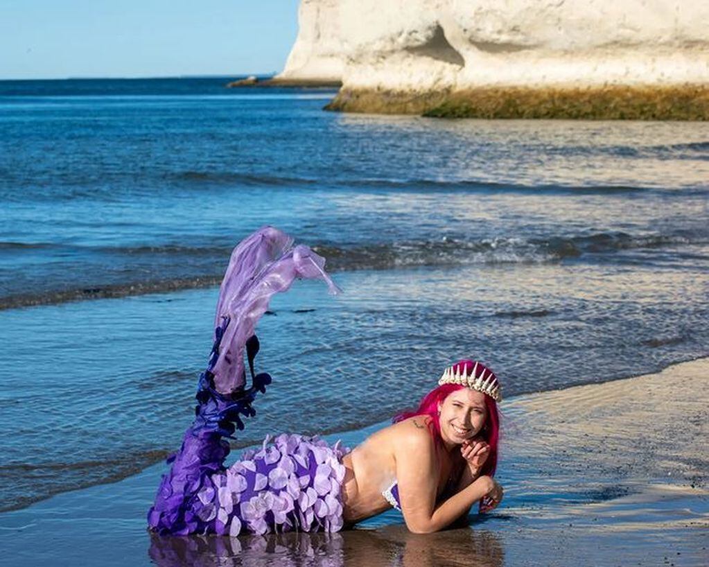 Paula, la joven que es furor en las redes sociales por hacer mermaiding.
