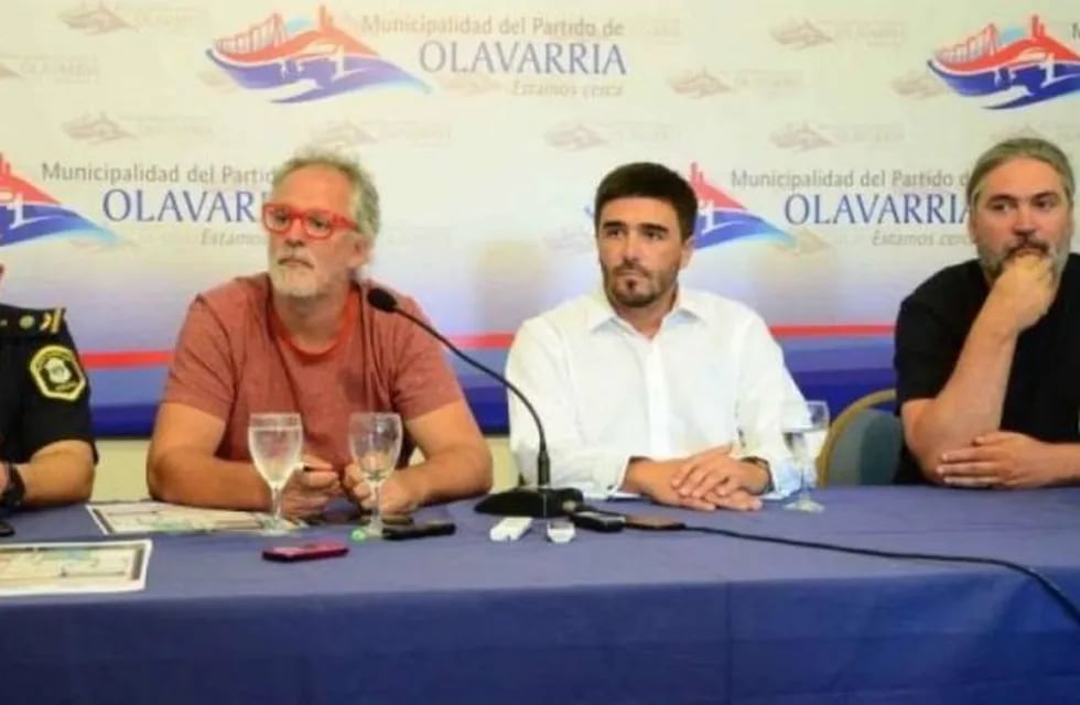 Matías y Marcos Peuscovich junto al intendente de Olavarría Ezequiel Galli en conferencia de prensa.