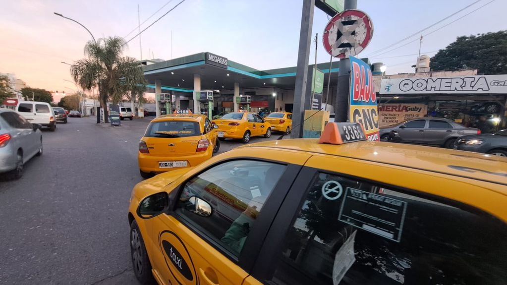 Taxis y remises hacen largas colas para cargar GNC en Córdoba.