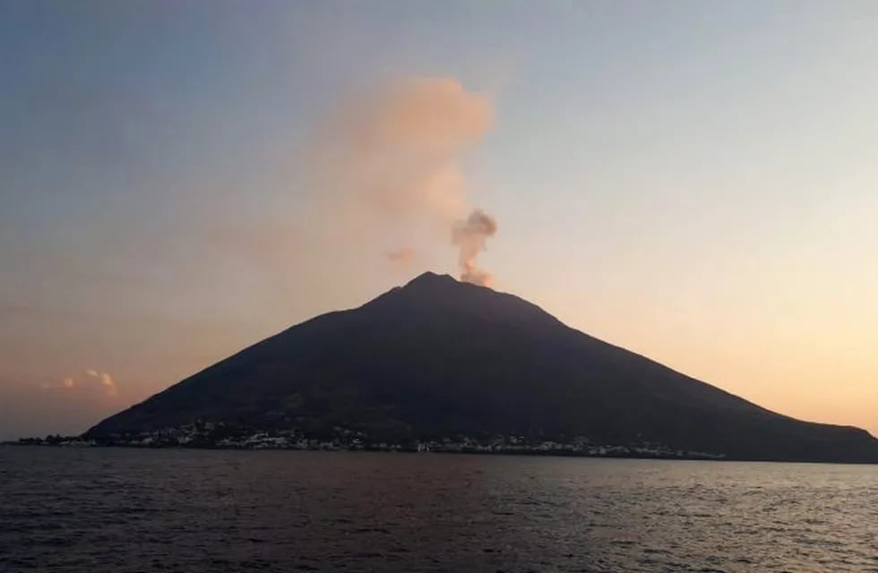 El dramático escape de unos turistas ante la erupción de un volcán